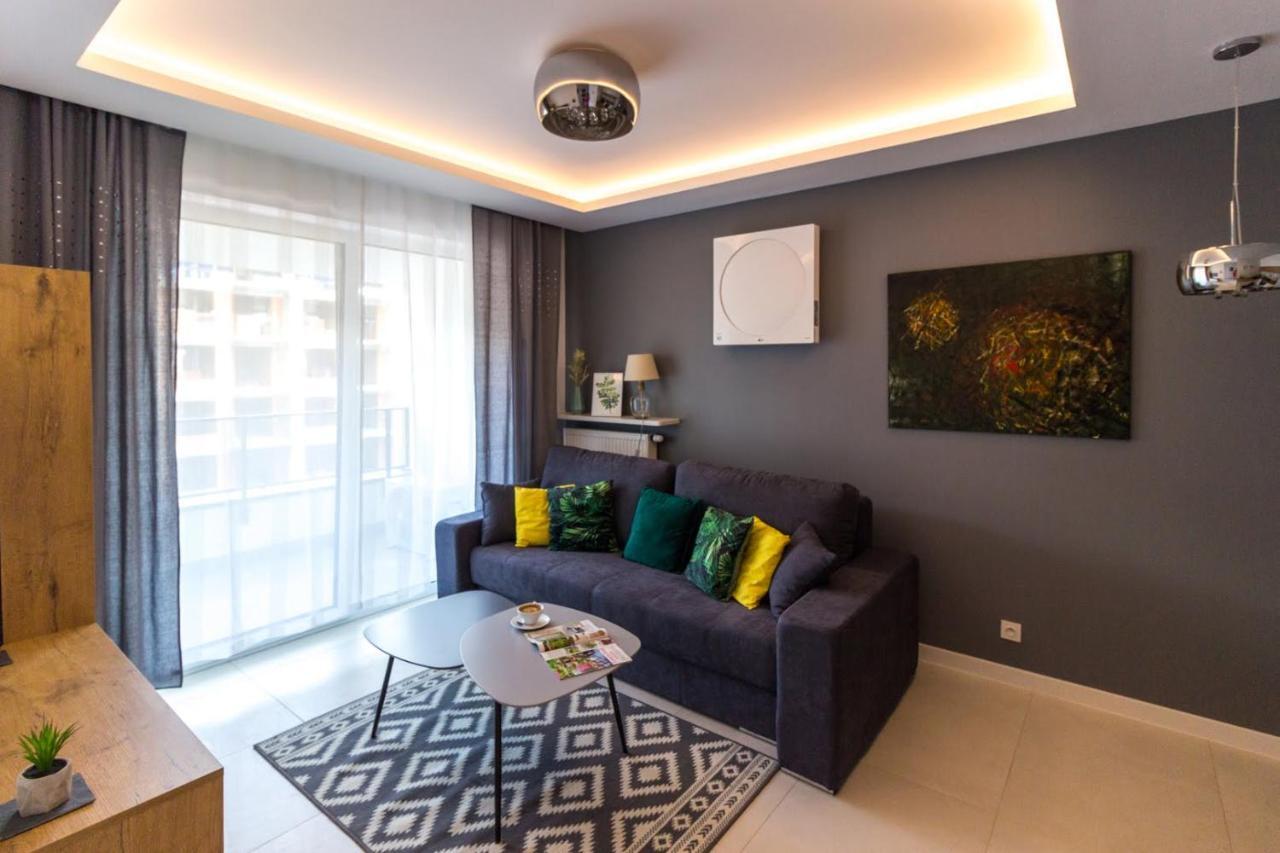 M&R Apartament Airport&Business Deluxe Cybernetyki 17 - Underground Garage - Free Wifi - Netflix - Air Conditioning - Self Check-In, Close By Chopin Airport Warschau Buitenkant foto